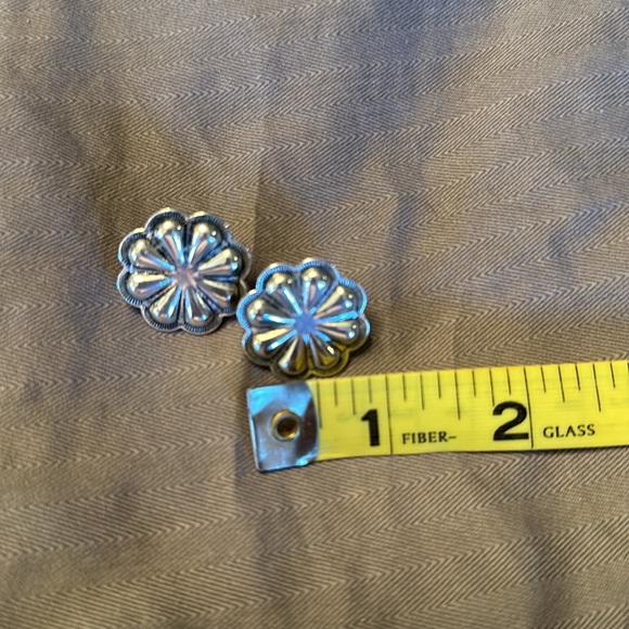 ⚜️ 3-piece Burnished Silver Flower Concho set - Picture 2 of 5
